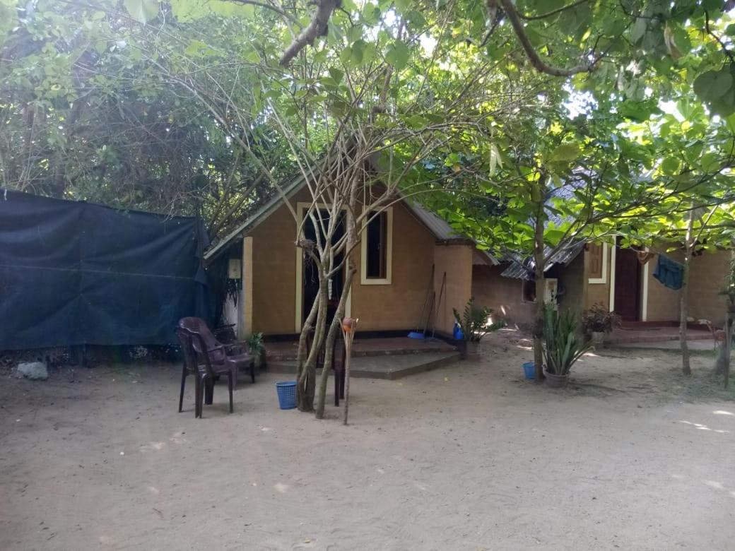 By The C' Cabanas Hikkaduwa Extérieur photo